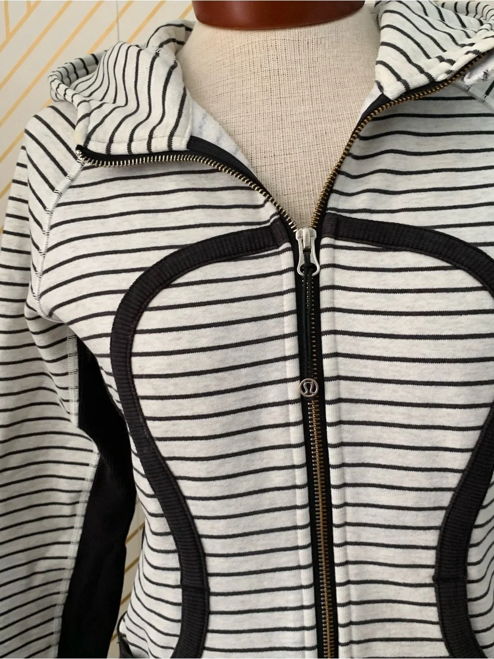 Lululemon Scuba Striped Full Zip Up Hoodie logo front Black & white Size 6